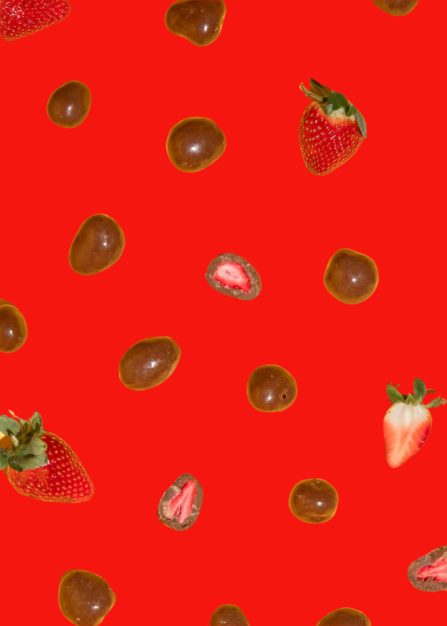 Gefriergetrocknete Himbeeren und Erdbeeren in Schokolade